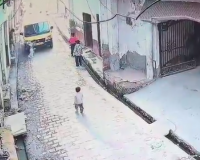 मुजफ्फरनगर में स्कूली वैन की चपेट में आया ढाई वर्षीय मासूम, गांव में कोहराम