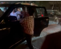 मेरठ में पुलिस के सामने कार सवारों ने की मारपीट, गाड़ी में तोड़फोड़, पुलिसकर्मियों से भी की अभद्रता, स्कूटी सवार को कुचलने का प्रयास