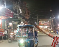 मुज़फ्फरनगर: 100 साल पुराना नीम का विशाल पेड़ सड़क पर गिरा, कई विद्युत पोल टूटे, बड़ा हादसा टला