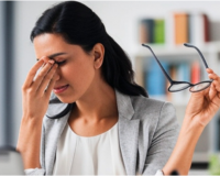 मोबाइल-लैपटॉप से आंखों की रोशनी कम? रोजाना करें ये आसान योगासन