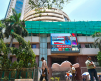 शेयर बाजार सपाट शुरुआत के साथ खुला: सेंसेक्स 160 अंक गिरा, निफ्टी 25,700 के नीचे फिसला