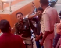 ललितपुर में होमगार्ड की गुंडई कैमरे में कैद, पुलिस के सामने युवक को थप्पड़!