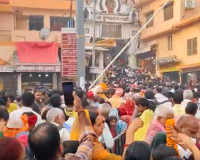 अयोध्या में कार्तिक पूर्णिमा: हनुमान गढ़ी मंदिर पर भक्तों का तांता, पुलिस प्रशासन ने की सख्त व्यवस्था