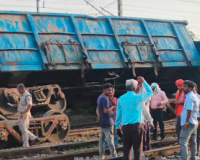 मीरजापुर में ट्रेन की चपेट में आकर 6 महिलाओं सहित 8 श्रद्धालुओं की मौत, कई घायल