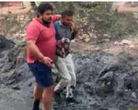 मुजफ्फरनगर में सिंचाई विभाग के जेई को कीचड़ में घसीटा, सफाई में लापरवाही पर भड़के थे ग्रामीण