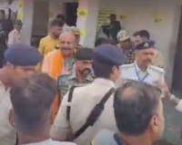 बिहार चुनाव: 1 बजे तक 42.31% वोटिंग, लखीसराय में डिप्टी CM के काफिले पर हमला; RJD प्रत्याशी ने दरोगा को धमकाया