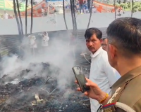 मुजफ्फरनगर: शादी समारोह की चिंगारी से प्लास्टिक गोदाम में आग, बड़ा हादसा टला