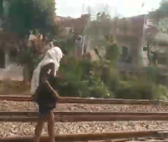 मुजफ्फरनगर में नकाबपोश युवती चाकू लहराती घूमती, वीडियो सोशल मीडिया पर वायरल