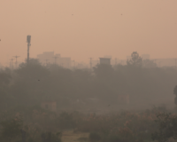 दिल्ली-एनसीआर में छाई घनी धुंध, कई इलाकों में वायु गुणवत्ता ‘गंभीर’ श्रेणी में पहुंची