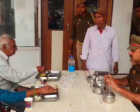 एटा में भूखे-बेबस बुजुर्गों का दर्द देखा, पुलिस ने दिखाई इंसानियत की मिसाल  