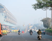 दिल्ली-एनसीआर में दम घोंटू हवा! ज़्यादातर इलाकों में AQI 400 के पार, सांस लेना हुआ मुश्किल