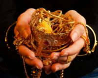 फर्रुखाबाद में घर की खुदाई में सोने के जेवरात निकले, गांव वालों ने लूट लिए