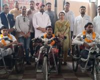 मुजफ्फरनगर में सपा विधायक ने दिव्यांगजनों को दी मोटराइज्ड ट्राईसाइकिल; UP के 12 जिलों में लागू SIR पर बोले: 'वोट चोरी होने से रोके जनता'