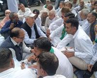 मुजफ्फरनगर में ग्रामीणों का चकबंदी कार्यालय पर प्रदर्शन, विधवा की जमीन पर प्रधान की 'काली नजर' का आरोप