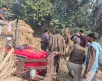 शामली में ट्रैक्टर-ट्रॉली पलटी, तीन लोग दबे; एक को गंभीर हालत में मेरठ रेफर