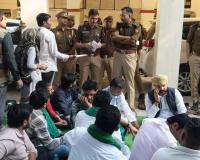 मुजफ्फरनगर में डकैती का खुलासा न होने पर भाकियू सेवक का प्रदर्शन, एसएसपी ऑफिस के बाहर धरना