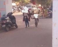 शामली में 2 बच्चों के साथ न्याय के लिए भटक रही दिल्ली की महिला, थानेदार पर लगाया आरोप