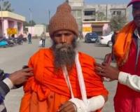 शामली मे आश्रम के बाबा के साथ बेरहमी से की गई मारपीट, जिला अस्पताल लेकर पहुंचे आश्रम के लोग