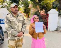 मां के साथ शामली कोतवाली पहुंचा CISF जवान, परिवारजनों पर जमीन पर अवैध कब्जे का लगाया आरोप
