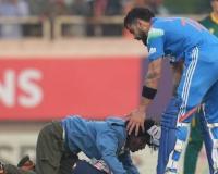 Virat Kohli News:  विराट कोहली के शतक के बाद फैन मैदान में घुसा कोहली ने दिखाया बड़ा दिल, सोशल मीडिया पर विडियो वायरल