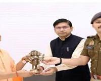 सीएम योगी से संभल DM-SP की खास भेंट: पंचमुखी हनुमान प्रतिमा भेंटकर विकास एजेंडा पेश, संवेदनशील माहौल में हुई अहम वार्ता