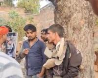 प्रेम विवाह करने पर युवक काे पेड़ से बांधकर पीटा, जूतों-चप्पलों की माला पहनाकर किया अपमान