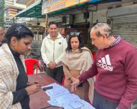 मुजफ्फरनगर में पालिका अध्यक्ष मीनाक्षी स्वरूप ने दिखाई सक्रियता, पोलिंग बूथों का किया निरीक्षण