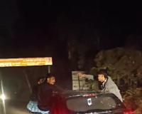 मुजफ्फरनगर: हाईवे पर खतरनाक स्टंट, कार की खिड़की से लटककर रील बनाना पड़ा महंगा; SP ने दिए कार्रवाई के निर्देश