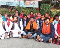 सहारनपुर: छुटमलपुर नगर पंचायत के अधिकारी के दुर्व्यवहार और भ्रष्टाचार के खिलाफ नागरिकों ने दिया धरना