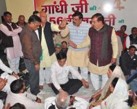 शामली में गन्ना किसानों ने परिवहन किराया बढ़ाने पर डीसी ऑफिस के सामने धरना प्रदर्शन किया