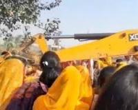 कुदाल नहीं… JCB से हुई शादी की रस्म! देवरिया में मटकोड़वा बना वायरल समारोह