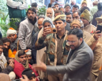 प्रयागराज में माघ मेले से पहले हंगामा: साधु SDM के पैरों में गिरे, बोले – 