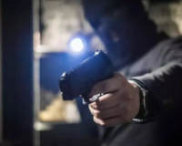 प्रयागराज में दिनदहाड़े गन पॉइंट पर लूट: बदमाशों ने कपड़ा कारोबारी से छीने 70 हजार, वारदात CCTV में कैद