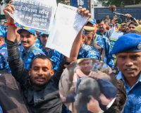 प्रयागराज में UPPSC के बाहर प्रतियोगी छात्रों का प्रदर्शन, पुलिस से झड़प, कई हिरासत में, 300 जवान रोकने में लगे