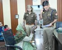 ललितपुर में पोते से परेशान बुज़ुर्ग पहुँची SP के पास – पुलिस ने दिया सहारा!