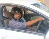 आगरा में अनोखा विरोध! शिक्षक ने कार चलाते हुए पहना हेलमेट | पुलिस के चालान पर तंज!