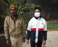 नोएडा: घरेलू क्लेश में पत्नी पर जानलेवा हमला करने वाला पति गिरफ्तार, वारदात में प्रयुक्त चाकू बरामद