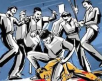 गाजियाबाद में दबंगई का तांडव! स्कूटी टकराने पर झुग्गियों पर हमला, लाठी-डंडों से मचाई तबाही