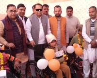 मुजफ्फरनगर में मंत्री नरेंद्र कश्यप ने दिव्यांगों को उपकरण और पिछड़ा वर्ग के छात्रों को छात्रवृत्ति वितरित की