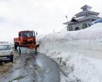 पीर की गली में ताज़ा बर्फबारी, मुगल रोड अस्थायी रूप से बंद—यात्रियों को अलर्ट