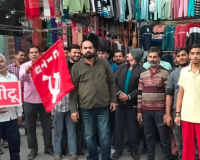 नोएडा: पुलिस उत्पीड़न के खिलाफ सेक्टर-59 मामूरा मंडी के दुकानदारों का प्रदर्शन