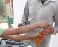 मुजफ्फरनगर में अवैध पेट्रोल बिक्री में नाबालिग बच्चों का इस्तेमाल, वायरल वीडियो से प्रशासन पर उठे सवाल