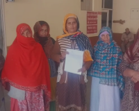 शामलीः कलेक्ट्रेट पहुंची बनत की महिलाएं: शराब पीकर अश्लीलता करने वाले युवक पर कार्रवाई की मांग