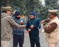 नोएडा: पुलिस कमिश्नर लक्ष्मी सिंह ने सर्दियों में ड्यूटी पुलिसकर्मियों को गर्म चाय देने के निर्देश दिए