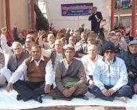 सहारनपुर: पेंशनरों ने केंद्र सरकार के वित्त विधेयक संशोधन के खिलाफ किया धरना