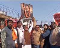 मुजफ्फरनगर में फूटा सनातनियों का गुस्सा: बांग्लादेश का पुतला फूंका, घुसपैठियों को बाहर निकालने की चेतावनी