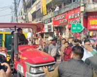 मुजफ्फरनगर में चला अतिक्रमण हटाओ अभियान, सामान जब्त होने पर बिफरा व्यापारी, ट्रैक्टर के आगे लेटा, जमकर हुआ हंगामा