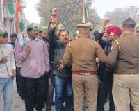 सहारनपुर: कांग्रेस नेताओं को नजरबंद, भाजपा कार्यालय पर प्रदर्शन नाकाम