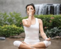 अनुलोम-विलोम से चंद्र-सूर्य नाड़ी करें संतुलित, समझें असर और फायदे 