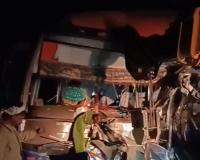 सीकर: फतेहपुर में स्लीपर बस और ट्रक की टक्कर, 4 की मौत, 28 से अधिक घायल
